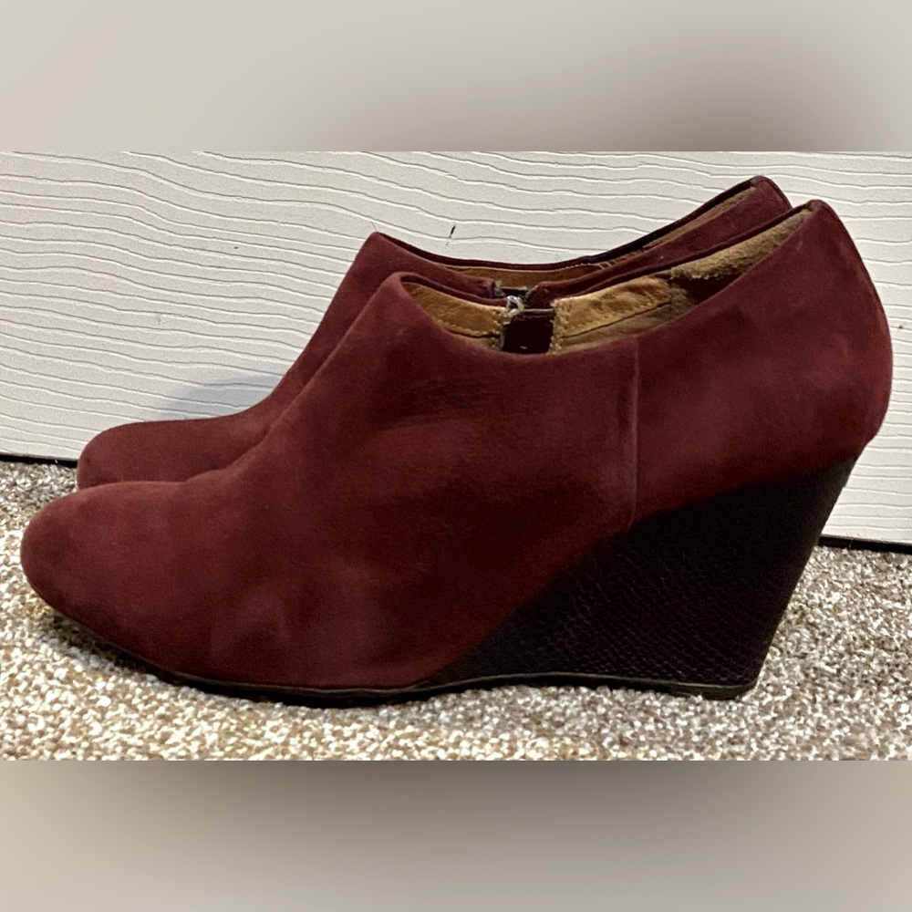 Clarks Artisan Burgundy Wine Suede Side Zipper Wedge Ankle Boot Sz 9